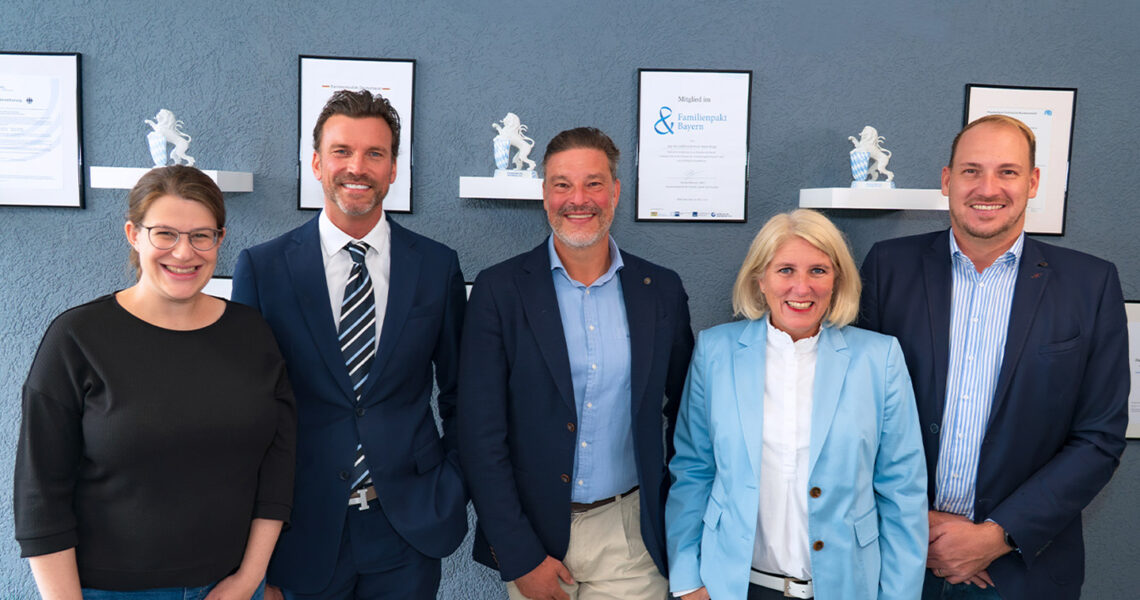 Katharina Schwarzenbrunner, Philip Fleischmann, Oliver Fleischmann, Wicke Fleischer, und Daniel Herrmann (v. l. n. r.). Im Hintergrund die drei „Bayerns Best 50“-Wachstumslöwen.